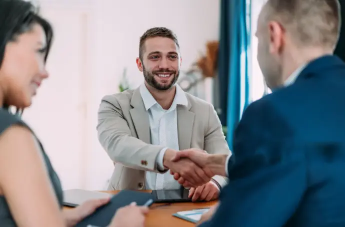 Reunión de negocios drones Málaga | Asesoramiento profesional drones | Skymotion servicios drones Málaga | Acuerdo colaboración dron | Contacto empresa drones Málaga Esta imagen representa el compromiso y la profesionalidad que Skymotion ofrece en cada interacción con nuestros clientes en Málaga. Refleja el inicio de una colaboración exitosa, donde el diálogo, la confianza y la comprensión de los objetivos son fundamentales. En Skymotion, nos reunimos contigo para entender tus necesidades específicas y ofrecerte soluciones personalizadas de servicios de drones, ya sea para fotografía aérea, video promocional, inspecciones técnicas o proyectos de fotogrametría en Málaga y sus alrededores. Tu satisfacción es nuestro principal objetivo.